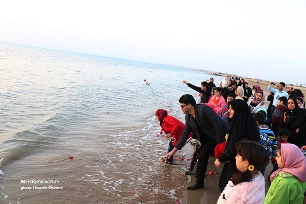 کودکان گناوه‌ای یاد و خاطره جانباختگان کشتی سانچی را گرامی داشتند+عکس