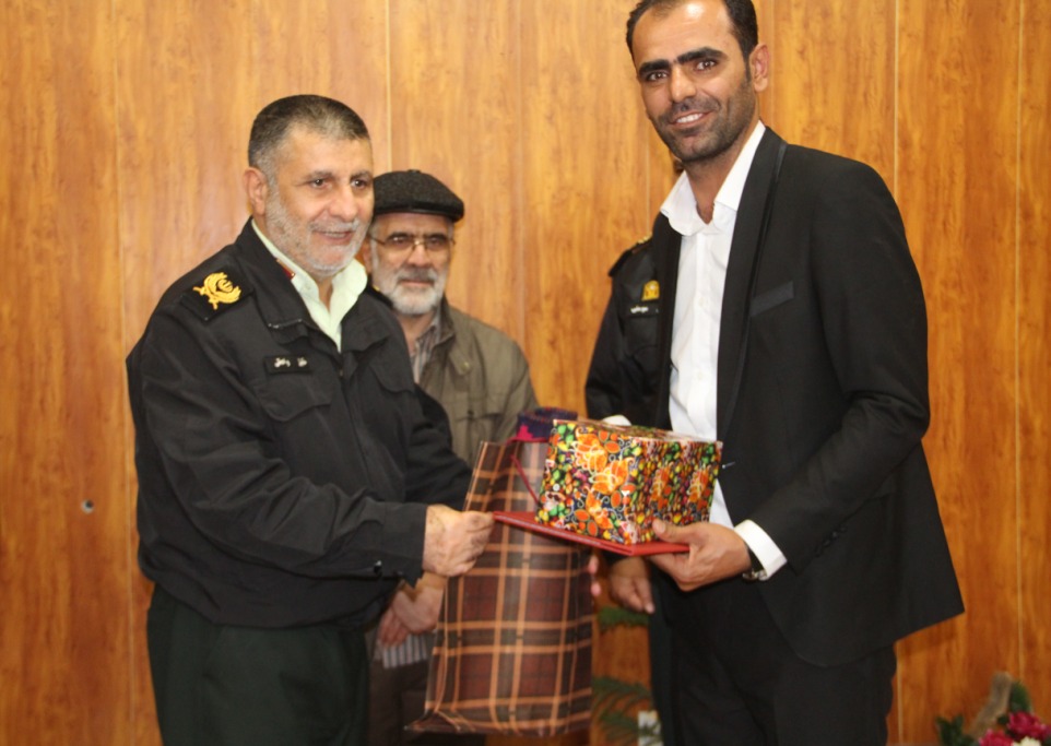 تجلیل فرمانده انتظامی استان از داماد مسئولیت پذیر+عکس