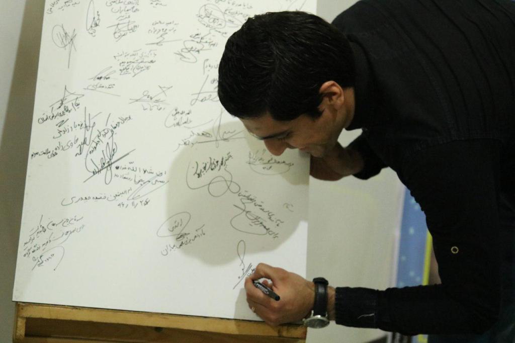 دروازه بان بوشهری تیم ملی پیراهن خود را به کودک سرطانی اهدا کرد+عکس