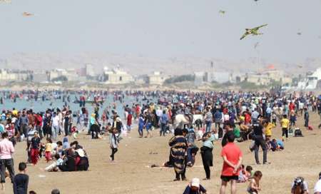 افزایش دما درگناوه باعث هجوم مسافران نوروزی به دریا شد