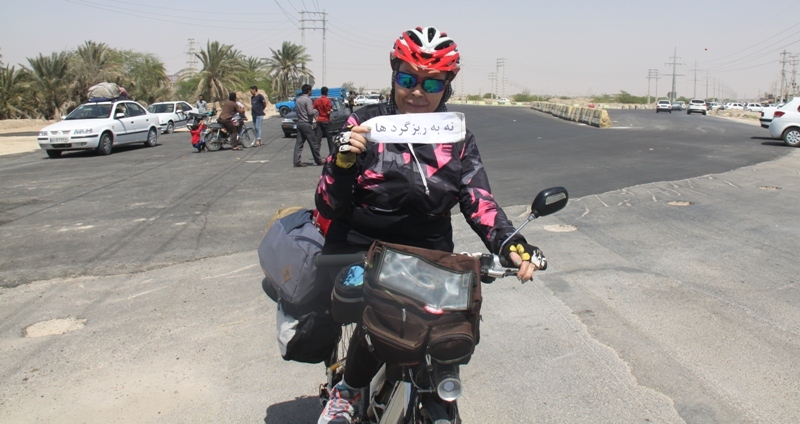 بانوی دوچرخه سوار دوستدار محیط زیست وارد گناوه شد+عکس