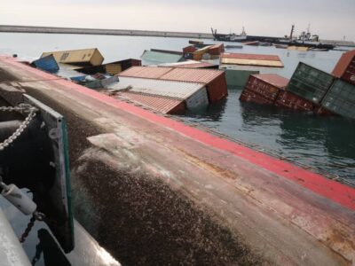 واژگون شدن کشتی تانزانیایی در عسلویه+تصویر