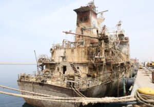 شناور غرق شده در عسلویه از آب بیرون کشیده شد + عکس