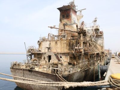 شناور غرق شده در عسلویه از آب بیرون کشیده شد + عکس