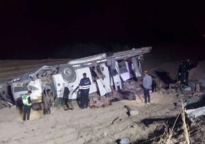 سقوط خونین اتوبوس عسلویه/ ۱۳ نفر مصدوم شدند + عکس