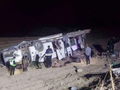 سقوط خونین اتوبوس عسلویه/ ۱۳ نفر مصدوم شدند + عکس