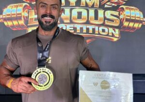 مدال طلای ورزشکار کنگانی در مسابقات بین المللی بدنسازی+عکس