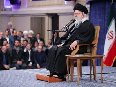 امام خامنهای: خطرناکتر از ناو سلاحی است که آن را به قعر دریا میفرستد