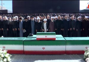 اقامه نماز بر پیکر رهبر شهید/ سه فرزند ایشان حضور داشتند