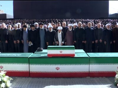 اقامه نماز بر پیکر رهبر شهید/ سه فرزند ایشان حضور داشتند